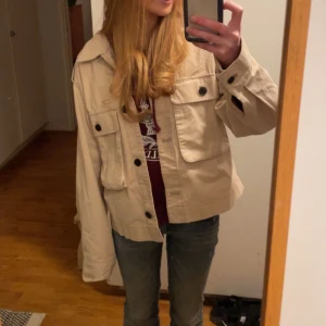 Så snygg jacka - Skitsnygg beige trenchcoat-liknande jacka!! Jackan är lite overzised i modellen💗