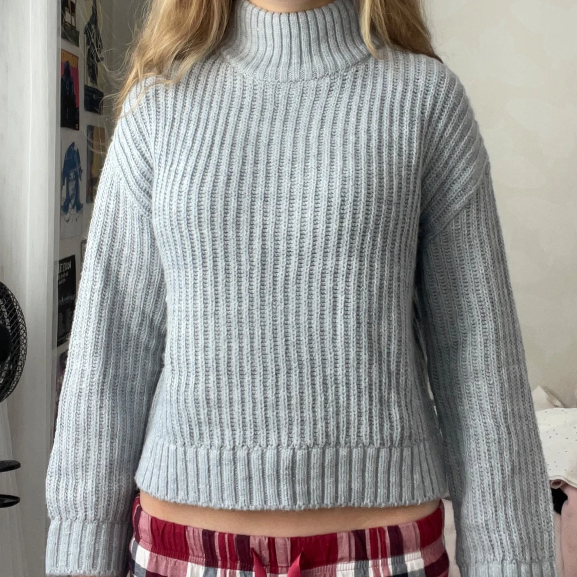 Stickad grå tröja  - 1