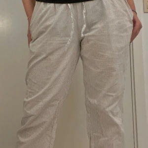 Randiga byxor  - Randiga byxor från Lager 157. Storlek S. Sparsamt använda och passar perfekt i längd på mig som är 163❣️ pris kan diskuteras