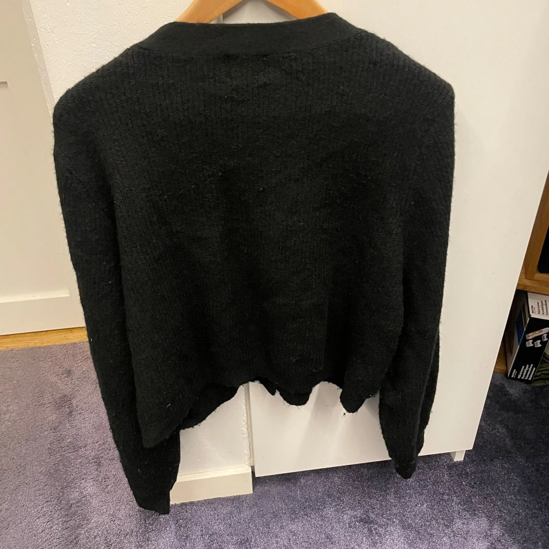 Svart stickad kofta med rosett från H&M - 1