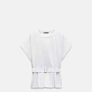 Vit topp med bälte - Säljer denna coola snygga T-shirten från Zara