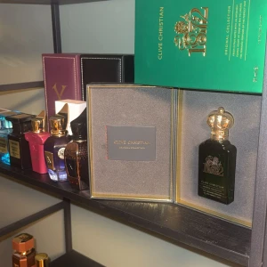 Clive Christian 1872 - Clive Christian 1872 48/50ml kvar, full presentation. Den funkar inte på min hud vet inte varför, får försöka få tillbaka lite pengar på den iaf 🙈skriv om ni har några funderingar