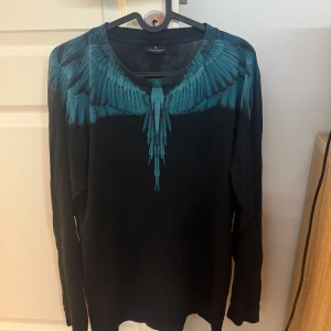 Marcelo burlon tröja - Hej, säljer en Marcelo Burlon tröja storlek S men sitter som M