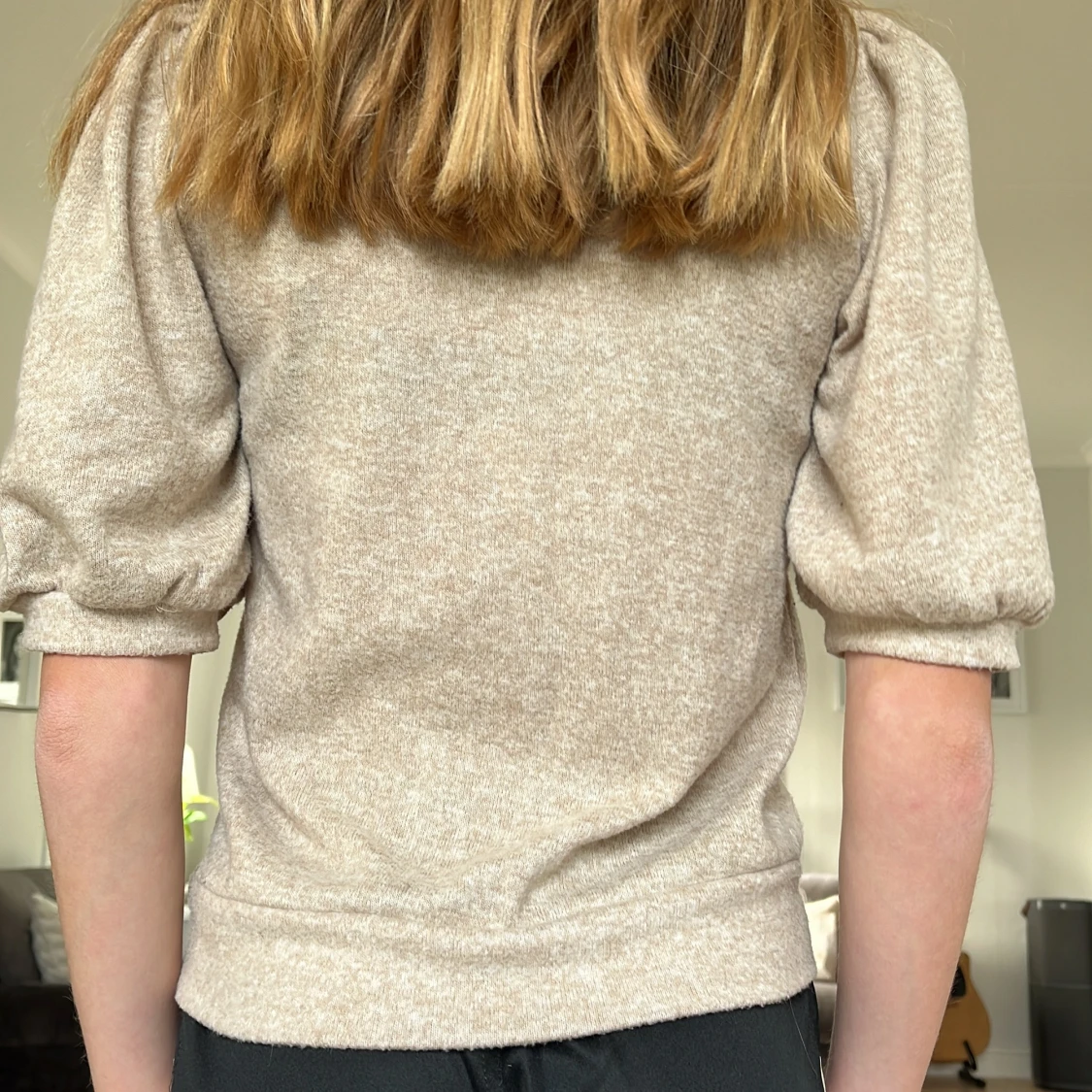 Beige stickad tröja med puffärm - 1