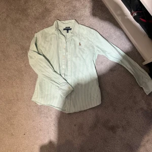 Grön- och vitrandig skjorta Ralph Lauren - Bra skick i storlek 6 vilket är ungefär S/Xs 