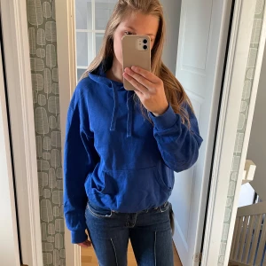 Blå hoodie från Monki med huva - Blå hoodie från Monki i storlek XS. Tröjan har justerbara snören och en ficka framtill. Mjuk insida med muddar på ärmarna.💙