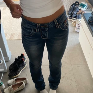 True religon jeans  - Superfina jeans med fina detaljer! Använd men i bra skick! Storlek 30 och passar bra på mig som ofta har s, något långa på mig (165 cm). Low och bootcut. Skriv för mer bilder, priset kan diskuteras 💞