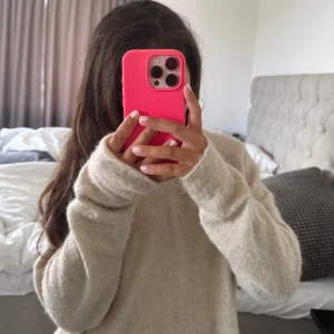 Beige fluffig stickad tröja - Supermjuk och fluffig beige stickad tröja. 