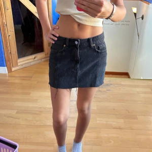 Svart jeanskjol  - Svart klippt minikjol i jeans med sömmar fram och bak som snygg detalj 🥰