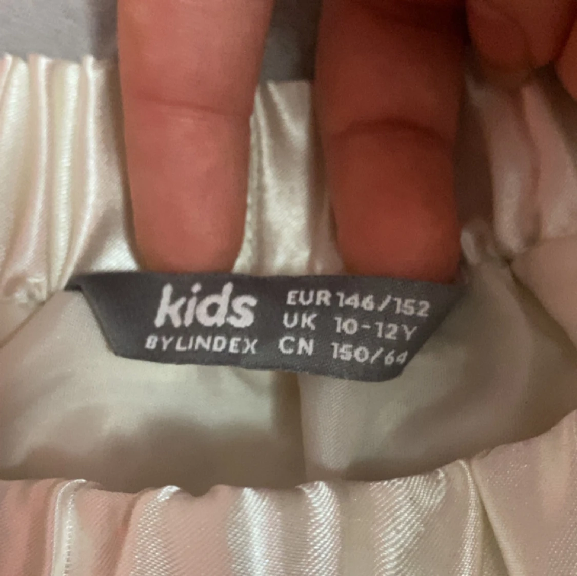 Vit blommig kortkjol från Lindex - 1