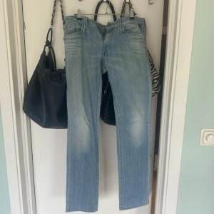 Replay ljusblå raka jeans med brodyr - Snygga ljusblå jeans från Replay med raka ben och broderade detaljer på bakfickorna. Jeansen har klassisk femficksdesign, normal midja och är tillverkade i mjukt denimtyg. 