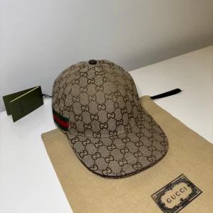 Gucci keps - Säljer en helt ny Gucci keps. Finns fler spännande varor på profilen!!