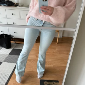 Ljusblå bootcut jeans i storlek 34 - Säljer ett par ljusblå jeans med bootcut-modell. Jeansen har klassisk femficksdesign, normal passform och är tillverkade i mjukt denimtyg. Perfekta för dig som gillar en retro vibe och vill ha ett par snygga jeans med lite utsvängda ben.