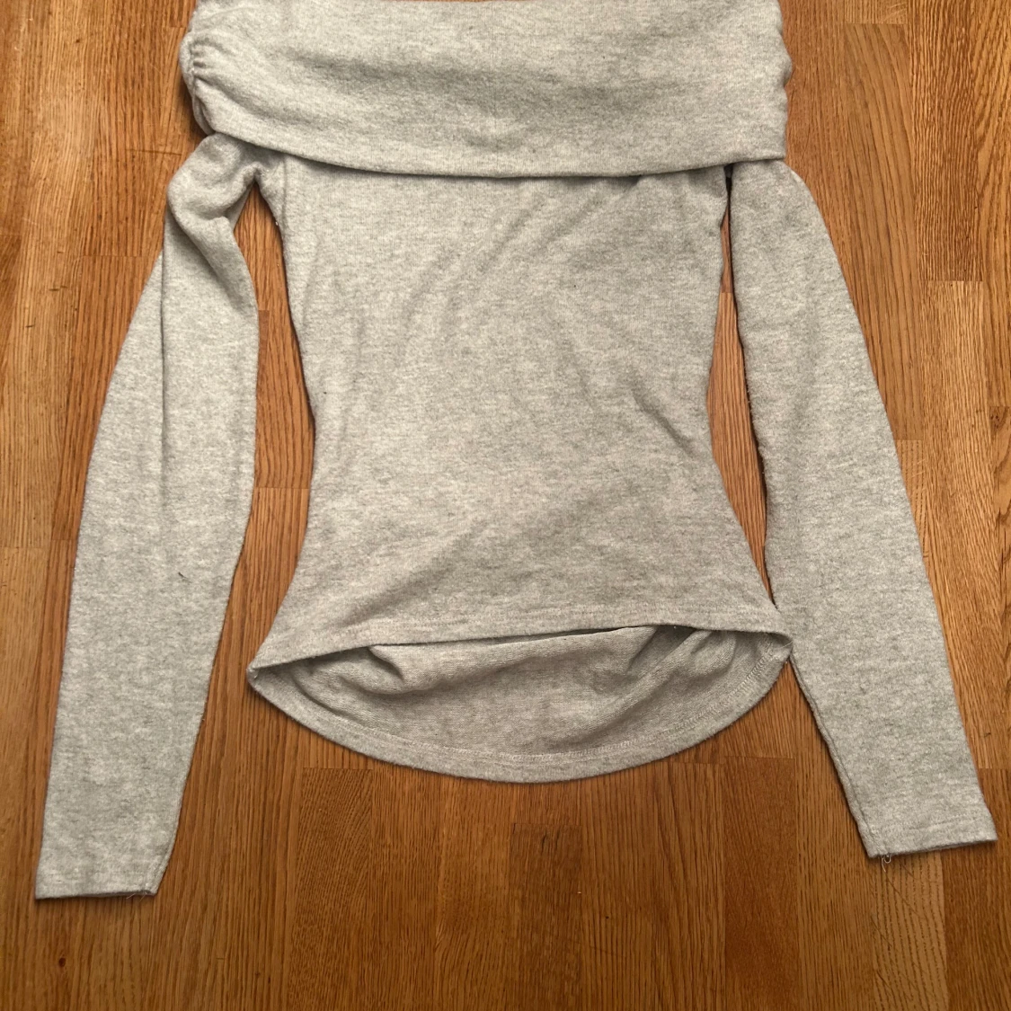 Grå offshoulder långärmad tröja Amisu - 1