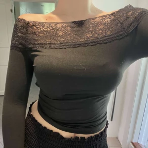 Spetstopp - Svart topp med spets kant! Perfekt skick och mycket skönt material 🩷