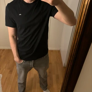 Svart t-shirt från J.Lindeberg - Svart T-shirt från J.Lindeberg i storlek S. Använd 1-2 gånger och är därför i princip som ny