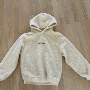 Vit herr hoodie - Säljer denna herr hoodien i storlek M😍 Det är en Originals studio från Jack & Jones som aldrig har använts! Nypris 500kr