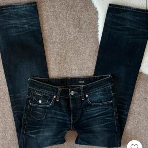 Lågmidjade jeans - Såå snygga Lågmidjade jeans ifrån G-star!!💓Skulle säga att det passar storlek S, midjemåttet är 40 och innerbenslängden 80cm! Köpte här på plick men de var för stora💕pris kan diskuteras