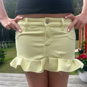 Egensydd gul kjol med volang😇 - Gul volangkjol med måtten: midjemått: 74 cm och längd i fram: 25 cm och längd i bak: 30 cm