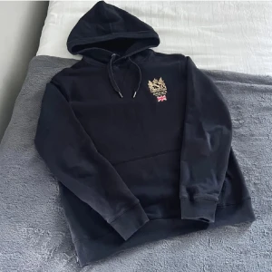 Morris Hoodie - Säljer denna Morris hoodie i mycket fint skick. Hoodien passar storlek M.