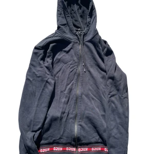 Marinblå HUGO zip tröja - Säljer en marinblå zipper från HUGO (samma märke som HUGO BOSS). Tröjan är i fint skick. Köpt här på Plick tidigare. OBS: tröjan är inte blekt, utan bilderna är tagna i solen! Ta gärna kontakt vid eventuella frågor eller bilder😊tröjan är i storlek M, men passar S som jag använder.