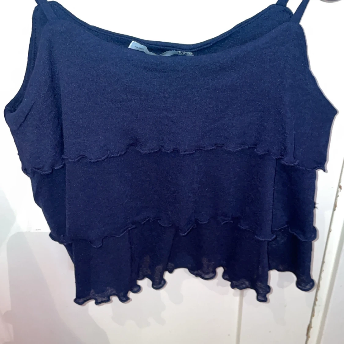 Mörkblå volangig linnetopp