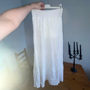 Vit kjol - Måste tyvärr säljer denna super söta kjol från Hm. Har använt den några enstaka gånger men den är fortfarande i väldigt fint skick. Den är lite för kort för mig som är 173 cm. 💕