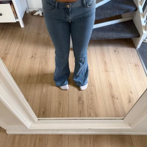 Bootcut jeans  - Säljer ett par blå lågmidjade bootcut jeans från only. Är i storlek M och i väldigt bra skick då dom användes några gånger. Nyköpt för 550kr 