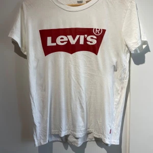 Vit Levi's t-shirt - Vit t-shirt från Levi's i gott skick💞