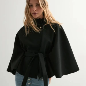 SÖKER, poncho från Nelly  - SÖKER DENNA JACKAN FRÅN NELLY, kontakta mig om du är intresserad av att sälja, rimligt pris!