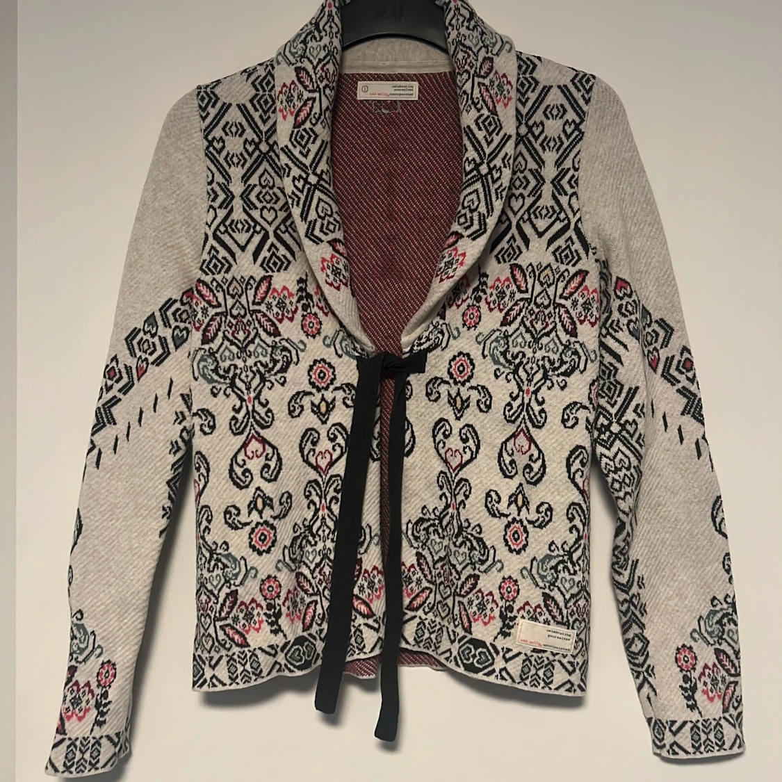 Mönstrad kofta från Odd Molly med knyt