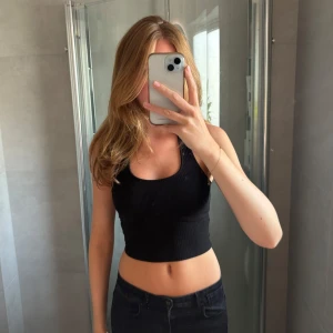 Svart halternecktopp - Svart croppad halternecktopp i ribbat material. Storlek S från HM💗✨