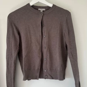 Brun kofta från H&M - Söt brun kofta från H&M som säljs då den inte kommer till användningen. I gott skick och passar perfekt nu till hösten 🍂💕☺️