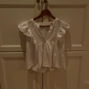 Vit blus med volang och spets - Supersöt vit blus med v-ringning, säljer då den inte kommer till användning! 💕💕 Skriv för fler bilder 💕