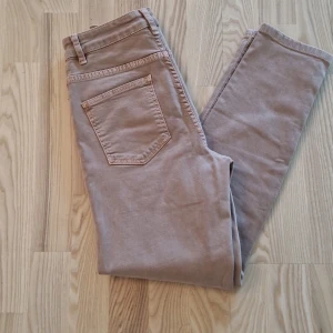 Oanvända beige skinny jeans från ASOS - Snygga beige skinny jeans från ASOS i stretchig bomull. Klassisk femficksmodell med normalhög midja och smal passform hela vägen ner. Perfekta till sneakers eller boots och superenkla att matcha med allt.