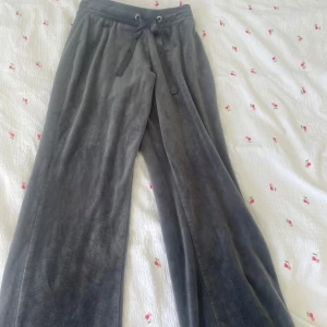 Grå mjukisbyxor med snörning Volcom - Säljer ett par grå mjukisbyxor från Volcom i storlek 146/152. Byxorna har bred resår i midjan och snörning framtill för extra komfort. Materialet är mjukt och skönt, perfekt för chill dagar. Passformen är loose och benen är raka och vida.