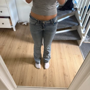 Blåa jeans  - Säljer ett par blåa jeans från hm i storlek 36 då jag har nästan likadana. Allmänt i bra skick men har ett litet hål mellan benen som jag själv tycker knappt syns.
