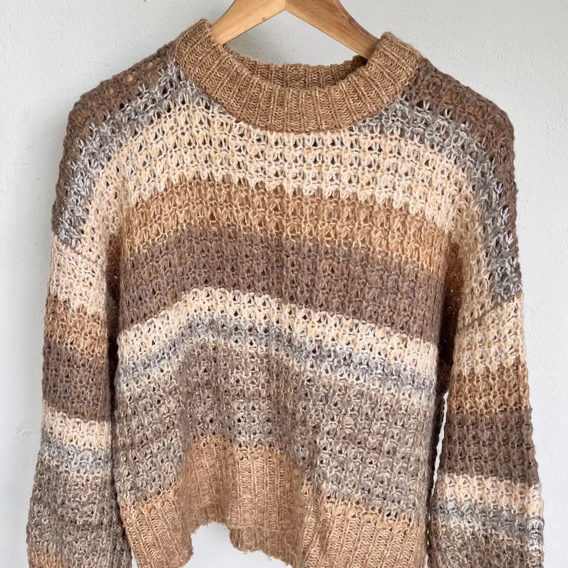 Randig stickad tröja i beige och brunt