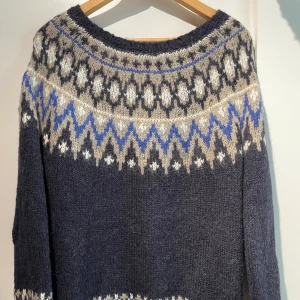 Mönstrad stickad tröja från L.O.G.G. - Säljer en mörkblå stickad tröja från L.O.G.G. i storlek M. Väldigt tjockt stickat material. Är i gott skick💞