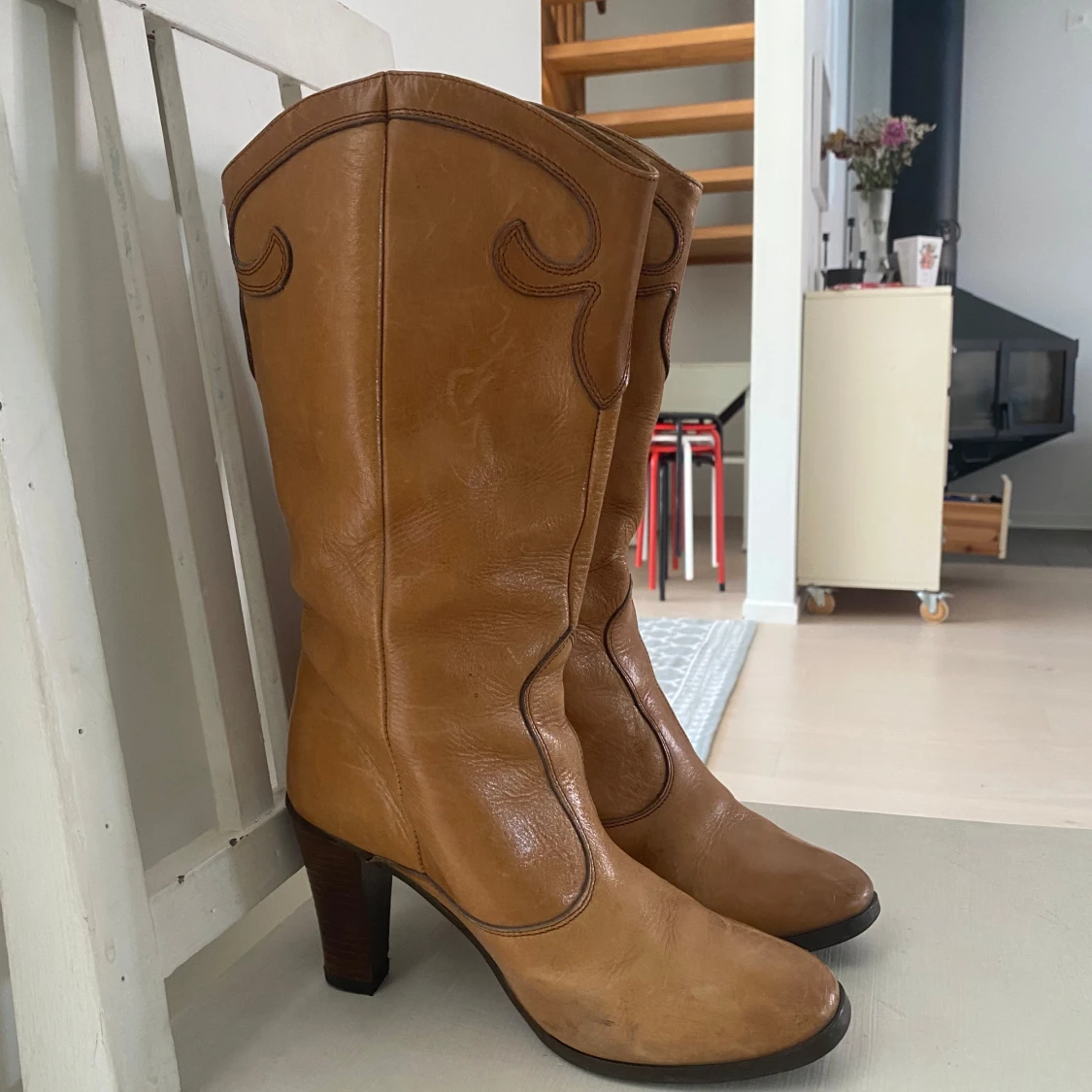 Bruna cowboy boots i skinn med klack