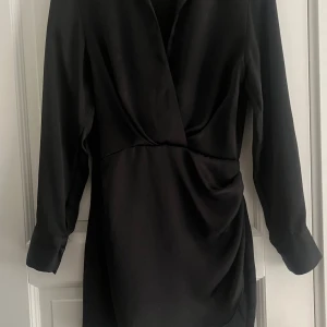 Svart Zara klänning med lång ärm - Säljer en snygg svart kortklänning från Zara i stl S då den aldrig kommer till användning💕