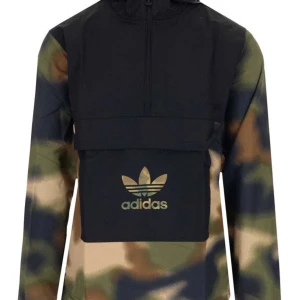 Adidas Limited Edition storlek M  - Endast använd 3gånger så det är ny och i perfekt skick. Hör av er vid intresse! Nås snabbast på 0767031301