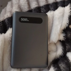 Nästan ny Powerbank  - Köpte den när min mobil dog. Använd en gång då jag har flera. Köp denna eller någon annan powerbank annons jag har