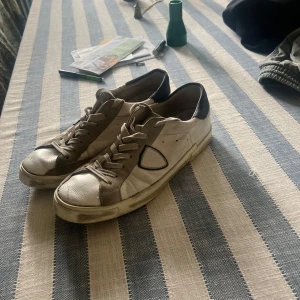 Philippe model skor. Storlek 45 - Philippe models i storlek 45. Okej skick men finns tecken på användning. Speciellt sulorna som ni ser på bilden.