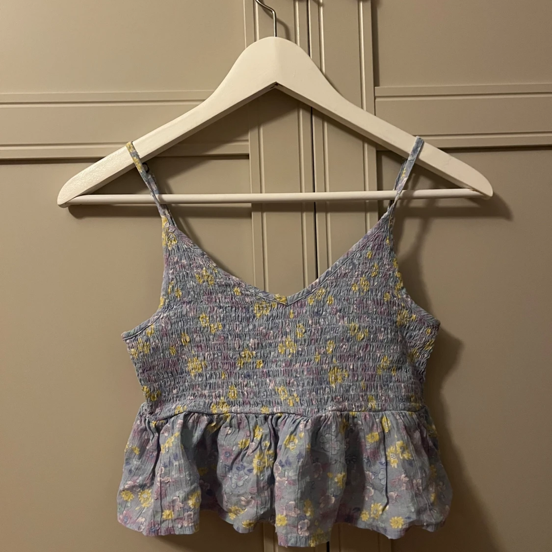 Blommig blå linnetopp med volang