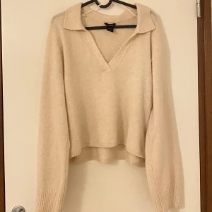 Beige stickad tröja - mjuk beige stickad tröja från LINDEX med v-ringning och krage🩷storlek M men passar även S