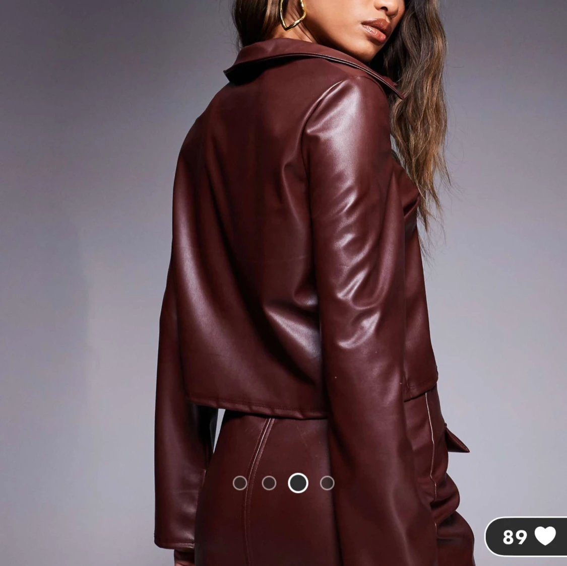 Vinröd skjorta i skinnimitation  - 1