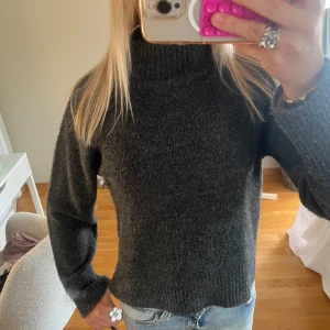 stickad tröja! - snygg stickad tröja med hög hals, säljer för den är för liten😌