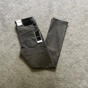 HELT NYA🚨 jeans från Jack & Jones - HELT NYA grå jeans från Jack & Jones i slim fit med klassisk design. Prislappen sitter kvar och de är aldrig använda!🚨 | Storlek: W30 L32 | Helt perfekta nu till skolstarten samt hösten!☀️🍂
