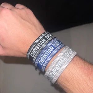 Christian Dior J’Adior Armband - Snygga och trendiga Christian Dior J’Adior-armband i flera färger! Perfekt accessoar som lyfter varje outfit på en sekund💥  💰 PRISER: • 1 st – 149 kr • 2 st – 249 kr • 3 st – 299 kr 